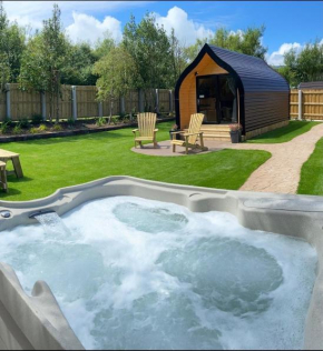 Benone Getaways- 'Binevenagh Hideaway' - Exclusive Luxury Glamping Pod - with Private Hot tub